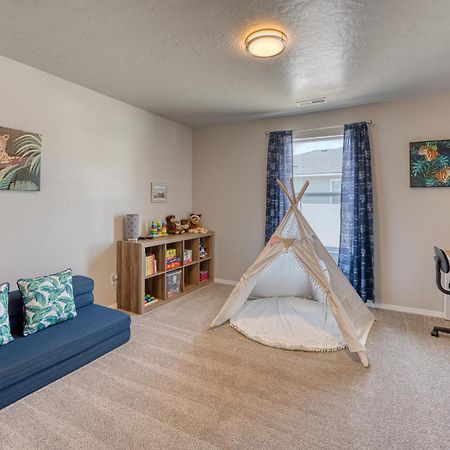 Family Friendly Playroom Garage Caldwell Exterior photo