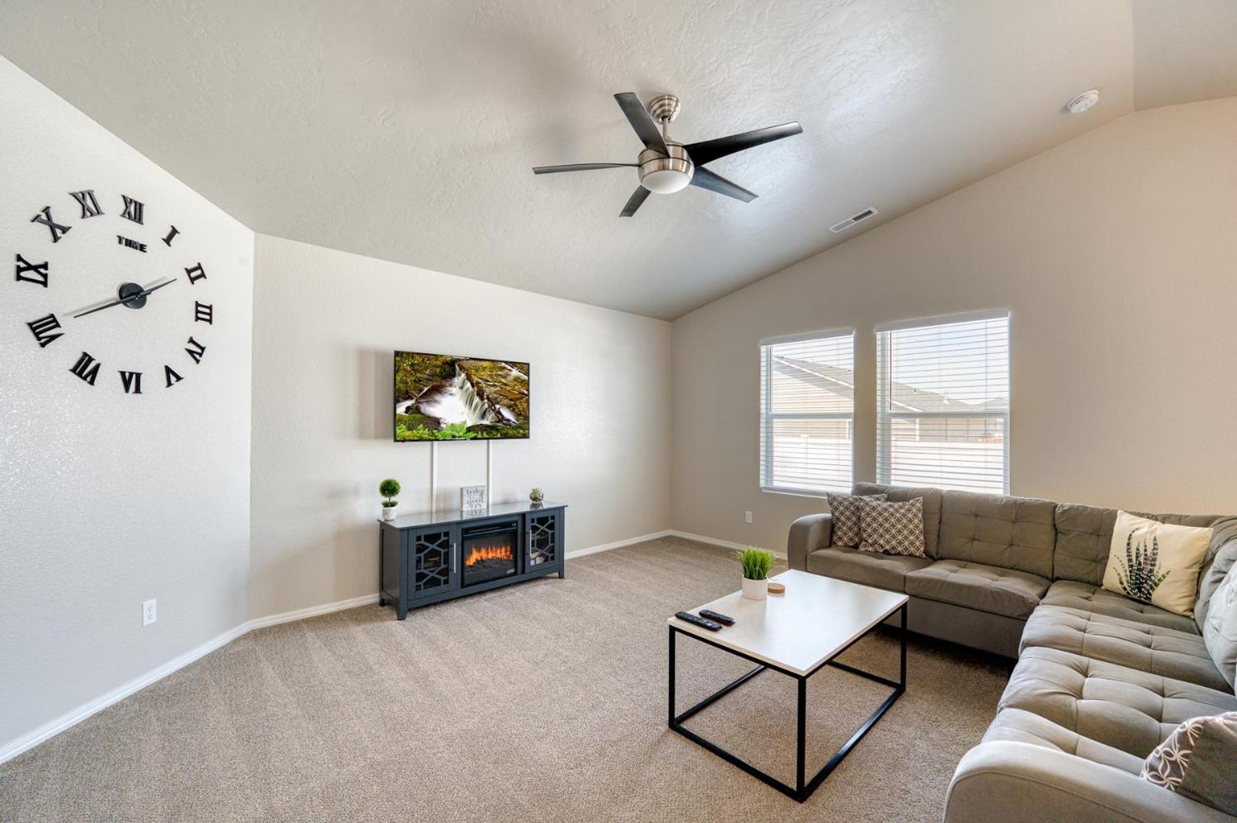 Family Friendly Playroom Garage Caldwell Exterior photo
